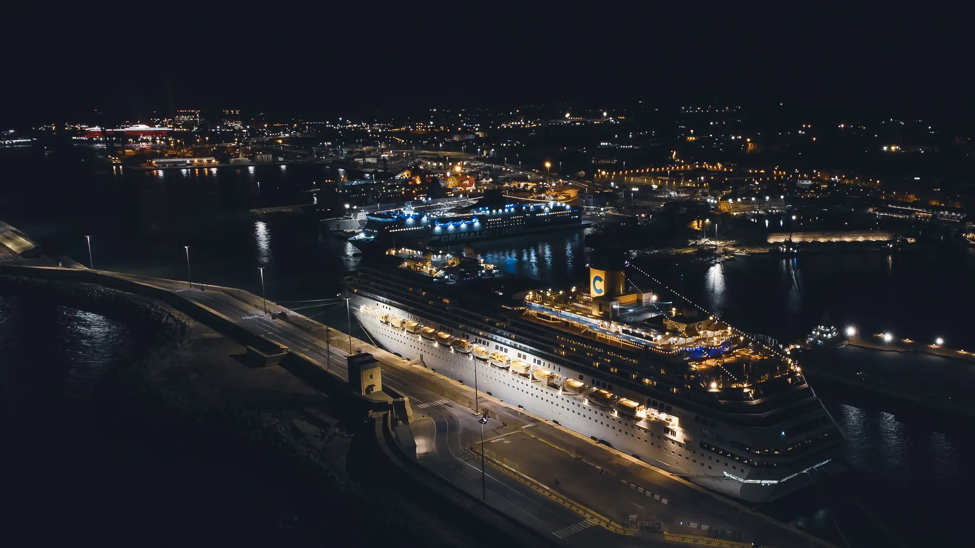 Helsingin sataman iltahohde Orquessa Luxe Harborin taustalla